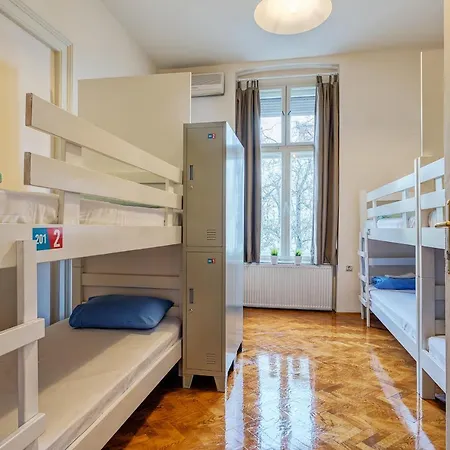 Booking Bnb Bed & Breakfast